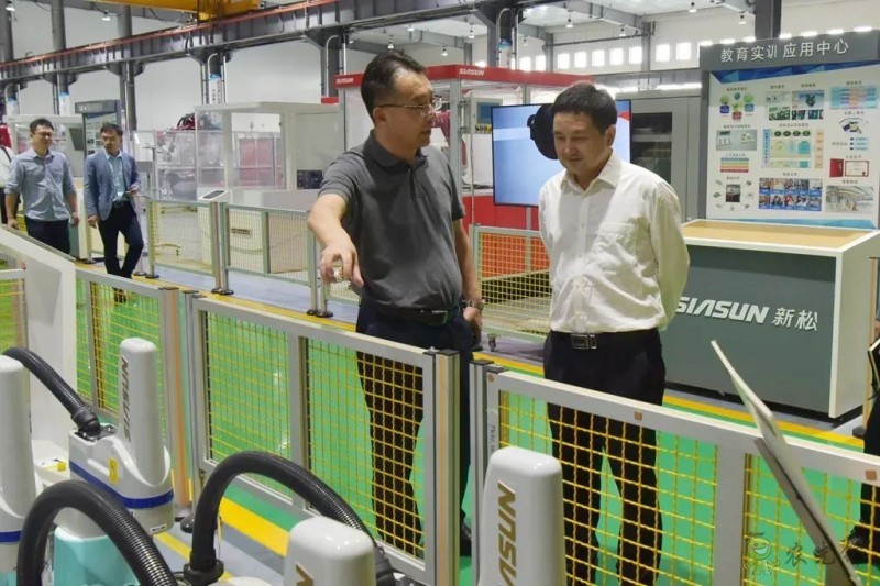 探索智慧植物工廠新模式——新松公司與中國農(nóng)業(yè)科學(xué)院都市農(nóng)業(yè)研究所簽署戰(zhàn)略合作協(xié)議