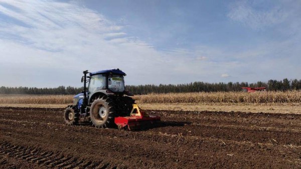 可自動(dòng)收割、耕地、轉(zhuǎn)彎，無(wú)人駕駛農(nóng)機(jī)現(xiàn)身濰坊智慧農(nóng)場(chǎng)