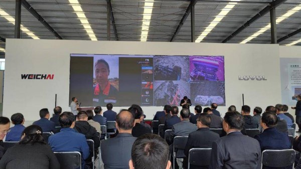 可自動(dòng)收割、耕地、轉(zhuǎn)彎，無(wú)人駕駛農(nóng)機(jī)現(xiàn)身濰坊智慧農(nóng)場(chǎng)